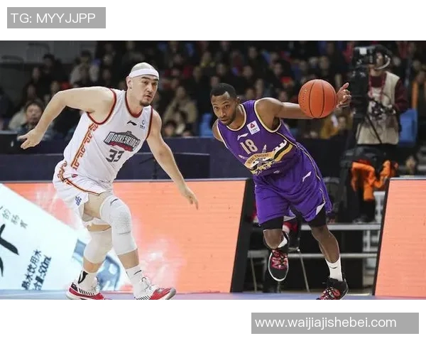 南京篮球队以80分稳居冠军赛积分榜首位争夺冠军的激烈竞争持续升温